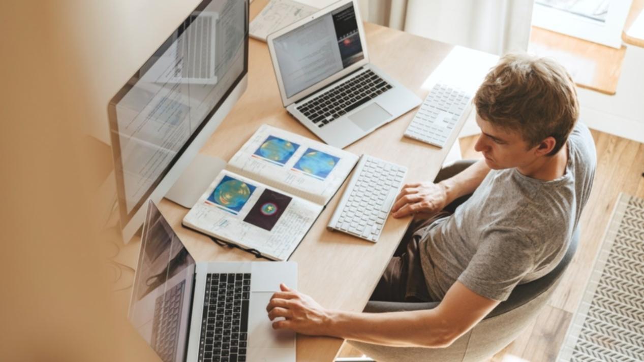 Échange pédagogique entre formateur et apprenant dans un environnement d'apprentissage linguistique