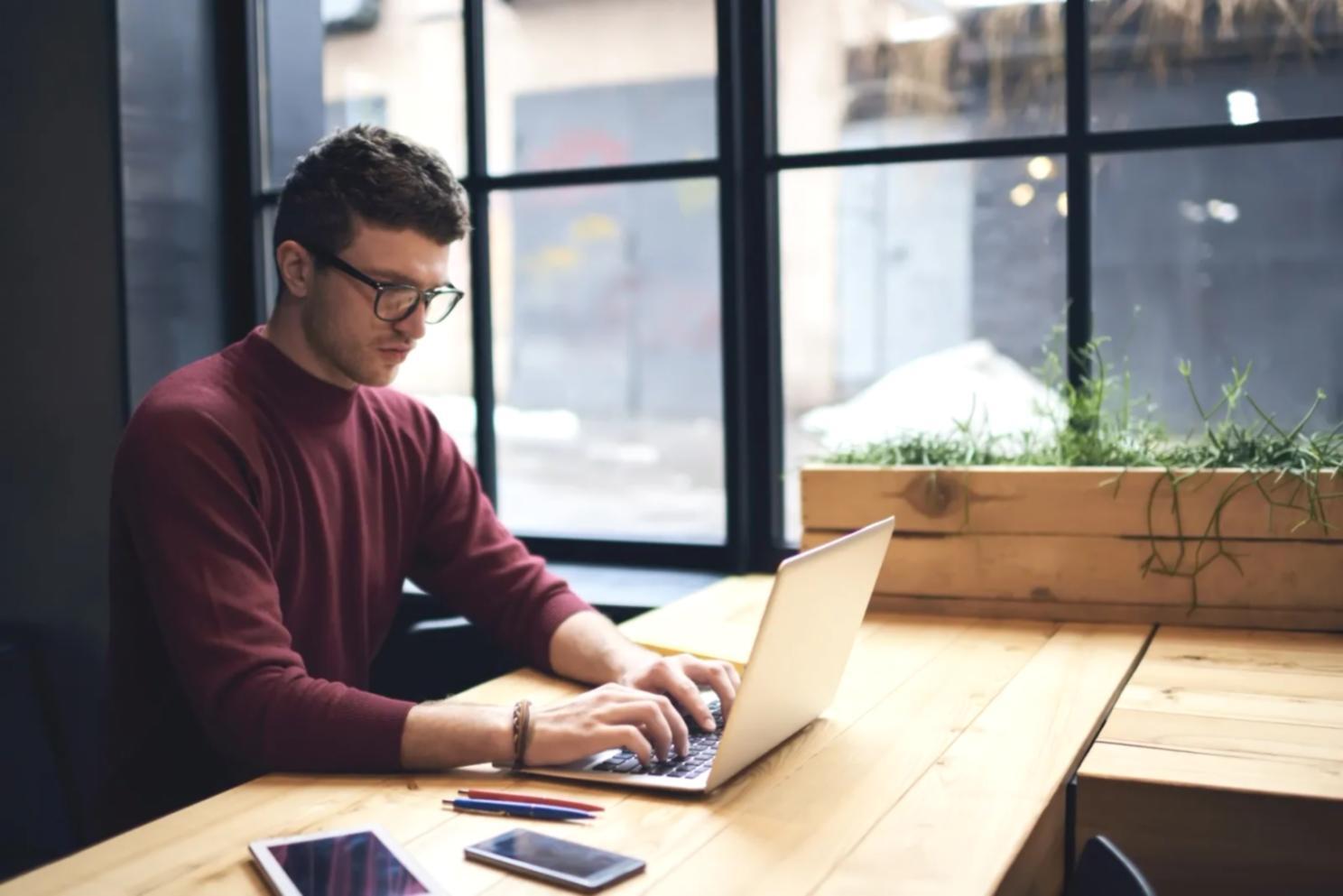 Étudiante pratiquant le vocabulaire espagnol avec des cartes d'apprentissage